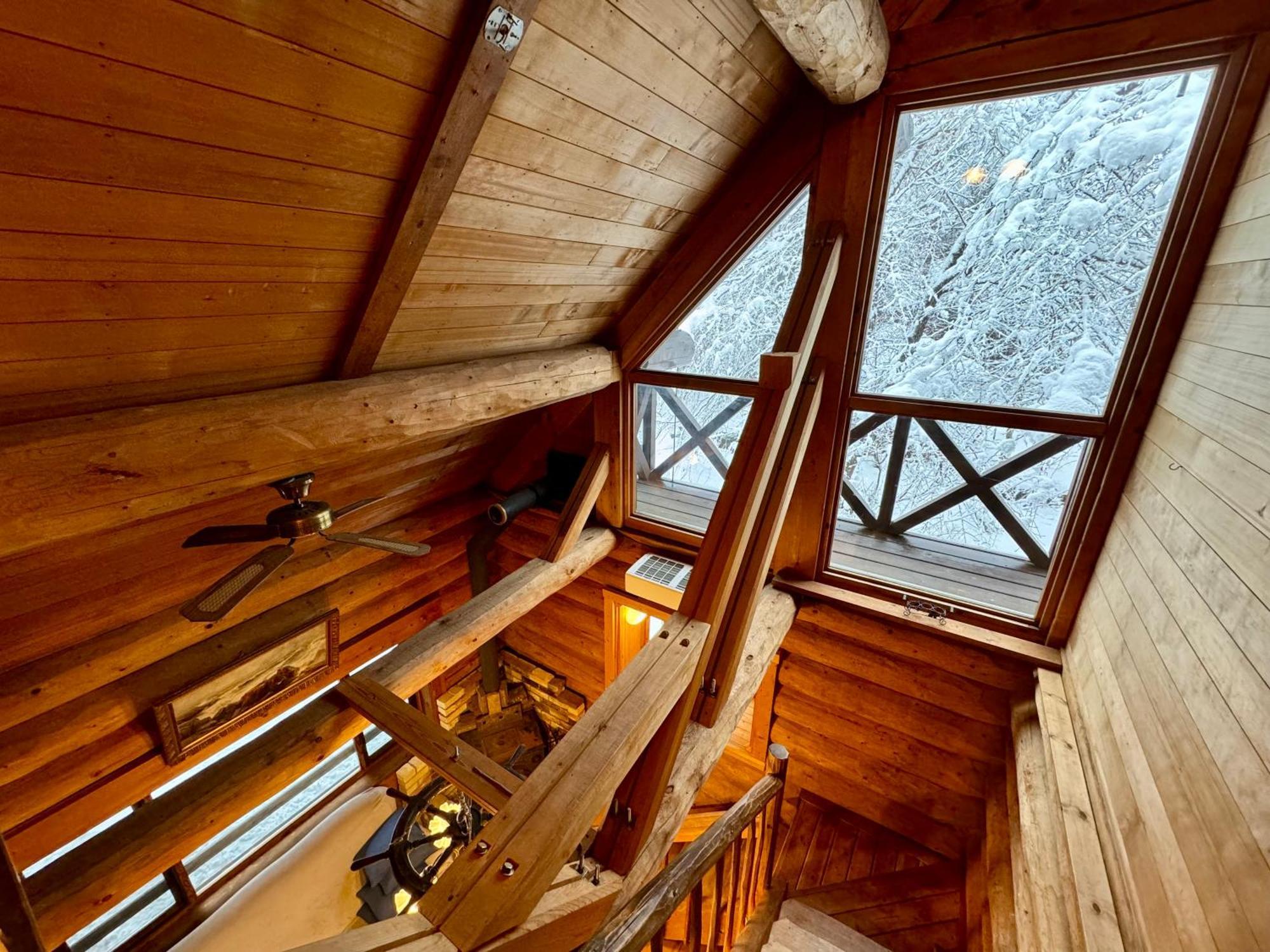 Chalet Riverside Loghouse *