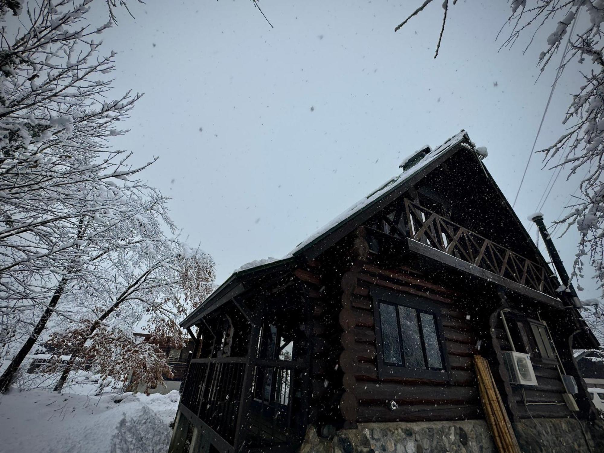 Chalet Riverside Loghouse Hakuba